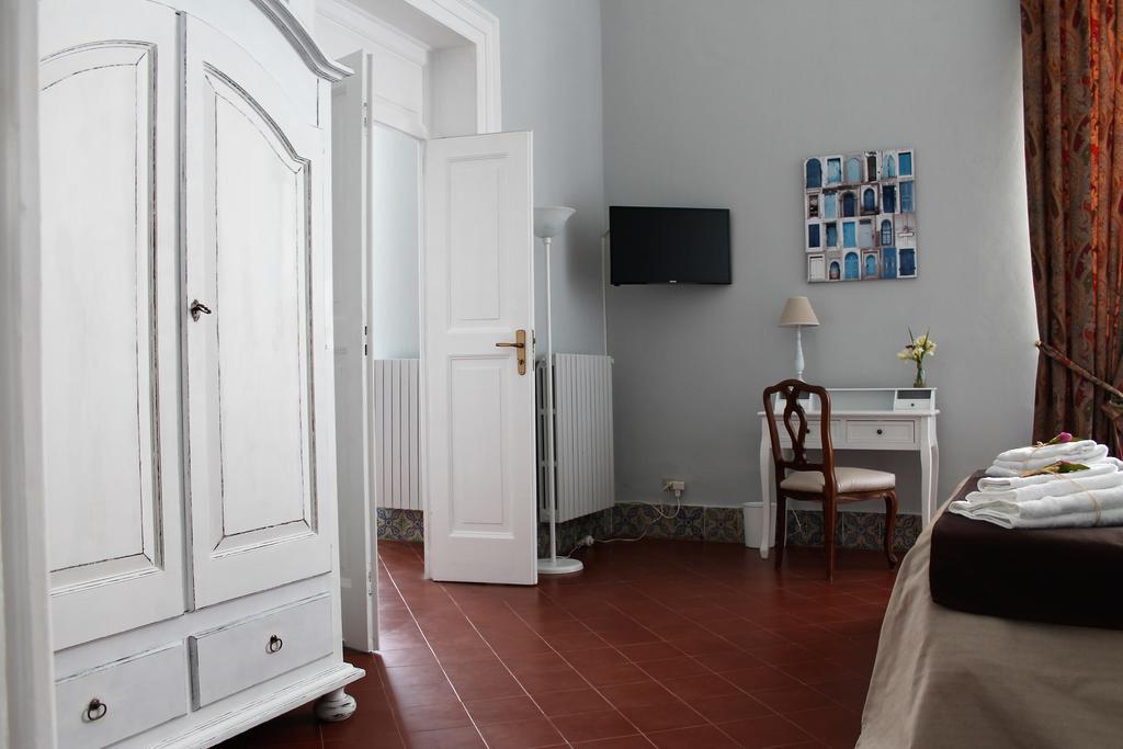Palazzo Bianchi Domus Holidays Трани Екстериор снимка