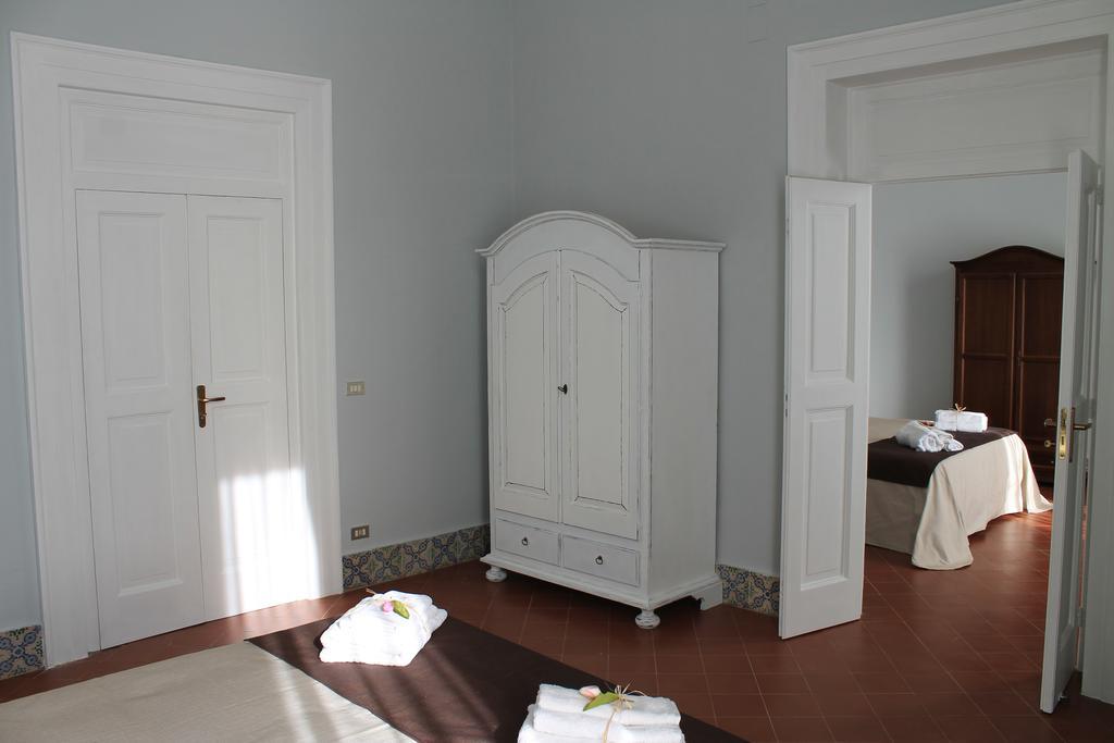 Palazzo Bianchi Domus Holidays Трани Екстериор снимка