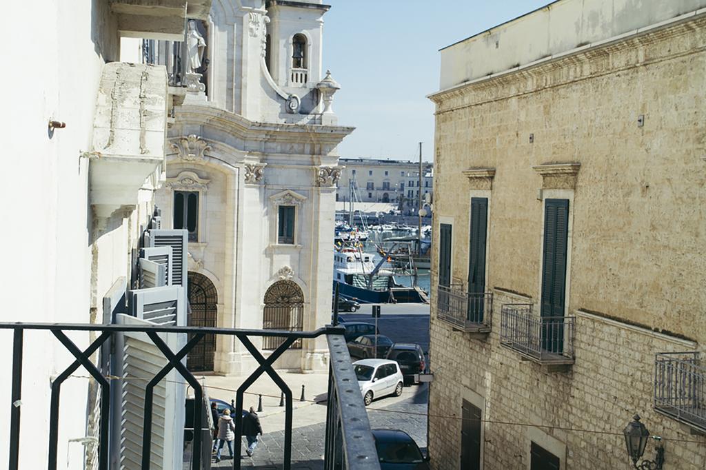 Palazzo Bianchi Domus Holidays Трани Екстериор снимка