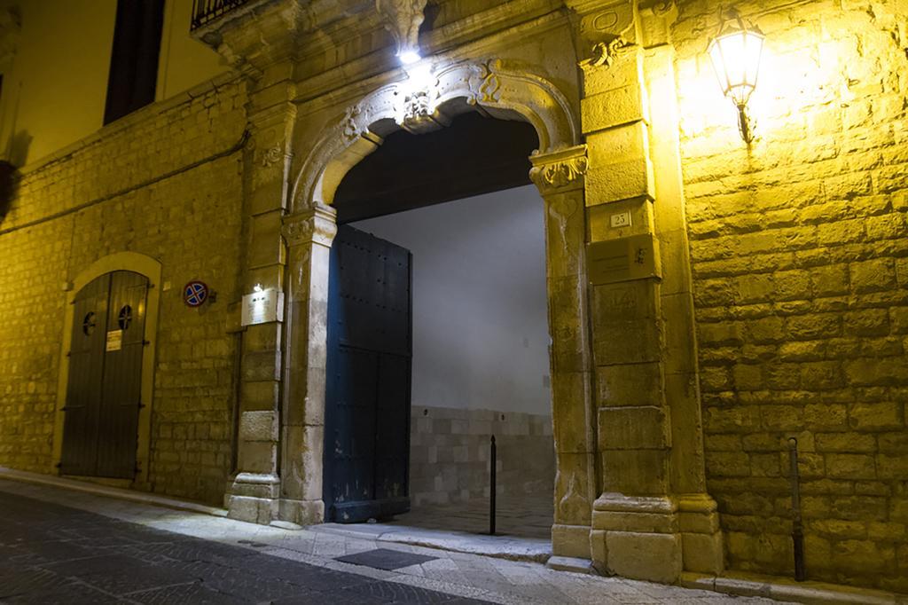 Palazzo Bianchi Domus Holidays Трани Екстериор снимка