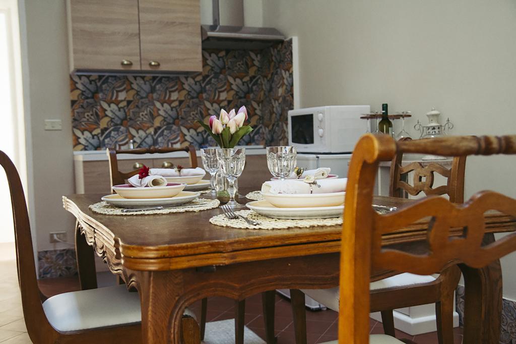 Palazzo Bianchi Domus Holidays Трани Екстериор снимка