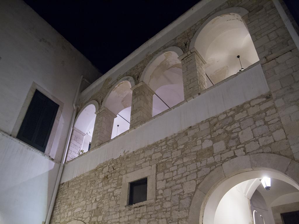 Palazzo Bianchi Domus Holidays Трани Екстериор снимка