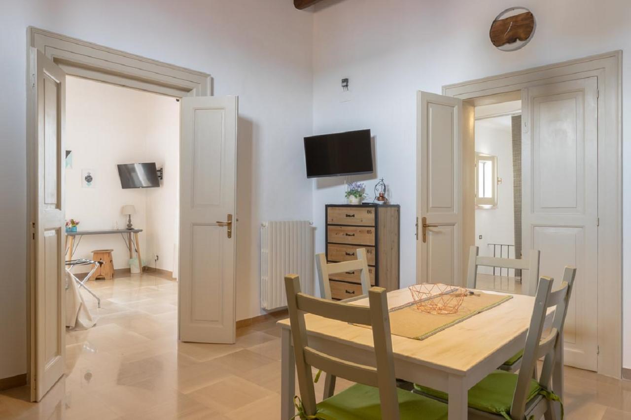 Palazzo Bianchi Domus Holidays Трани Екстериор снимка