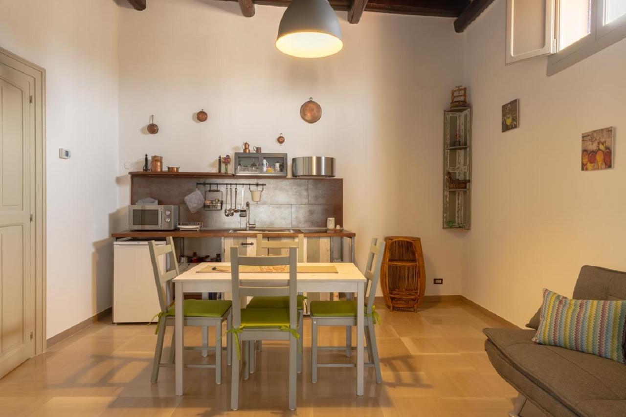Palazzo Bianchi Domus Holidays Трани Стая снимка
