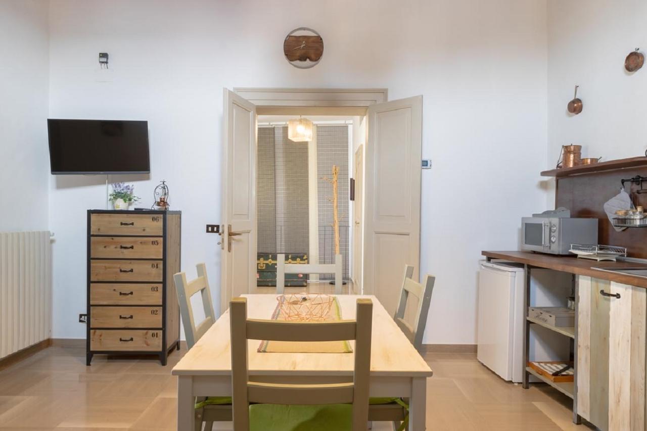 Palazzo Bianchi Domus Holidays Трани Стая снимка