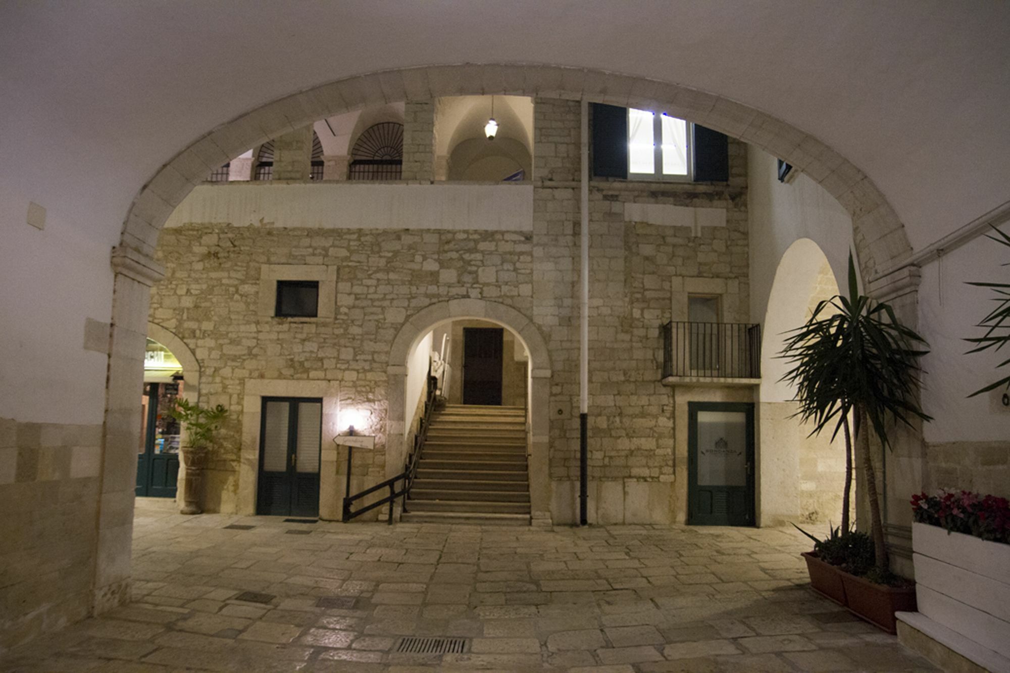 Palazzo Bianchi Domus Holidays Трани Екстериор снимка