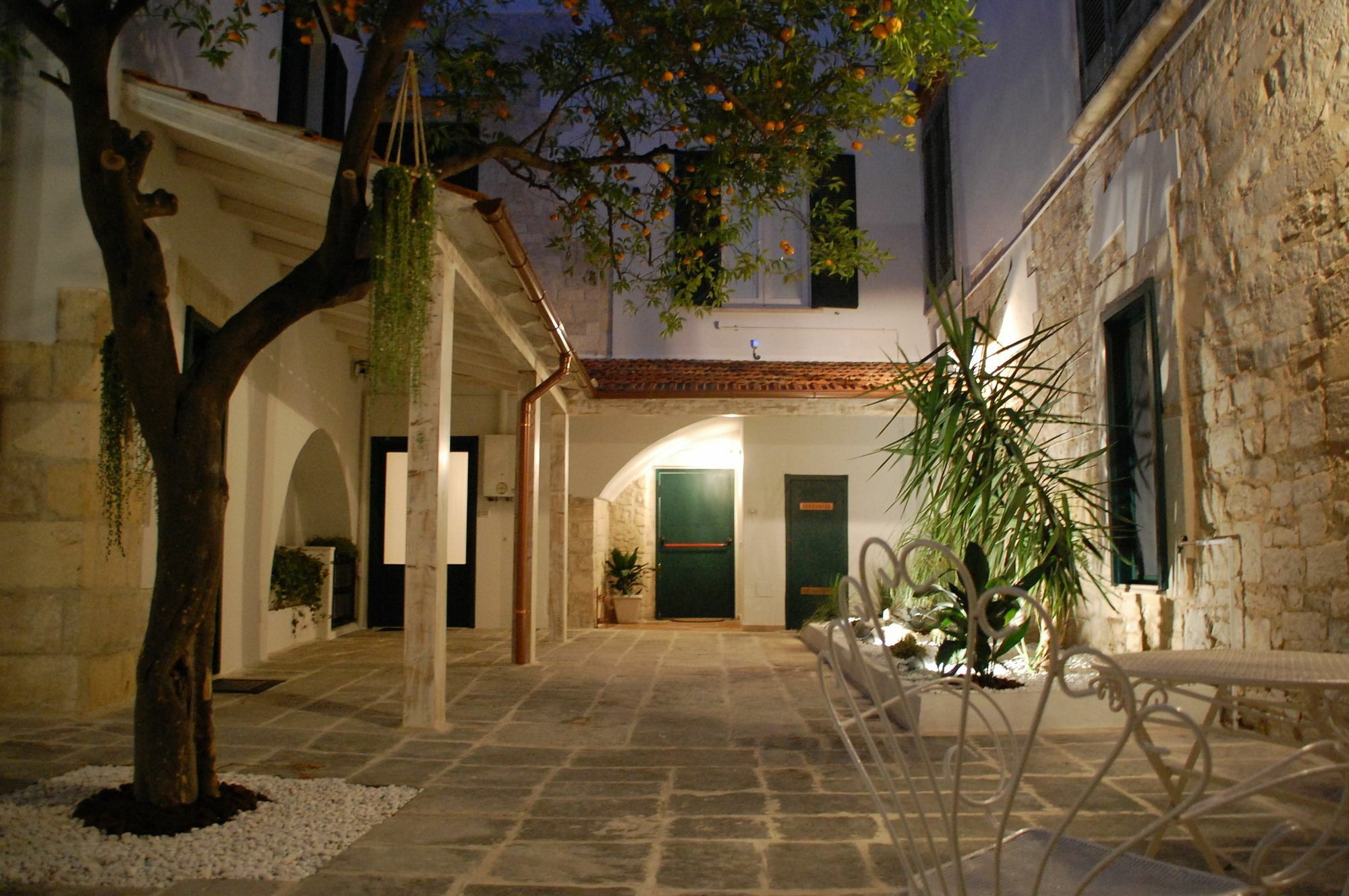 Palazzo Bianchi Domus Holidays Трани Екстериор снимка